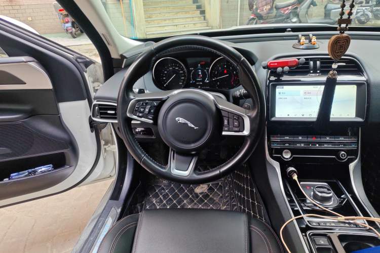 Used Jaguar XEL 2019 2.0T 200 PS Luxury Edition Steering Wheel