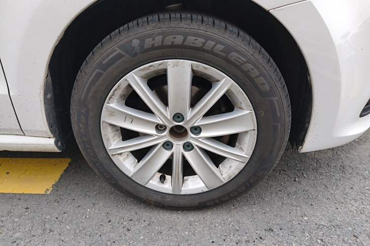 Used Volkswagen Polo 2014 1.4L Automatic Comfort Edition Right Front Wheel Hub