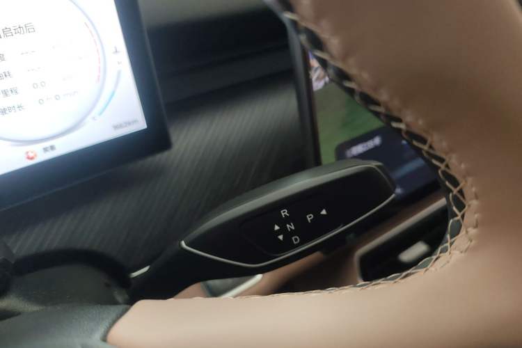 Used Chery Tiggo 8 L 2024 2.0T Two-Wheel Drive Prestige Version 5 Seats Gear Lever