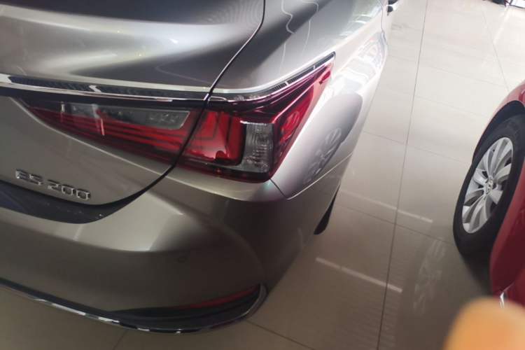 Lexus ES 2020 200 Excellence Edition usata