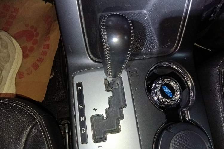 Used Kia Sorento 2012 2.4L Gasoline Supreme Edition Gear Lever