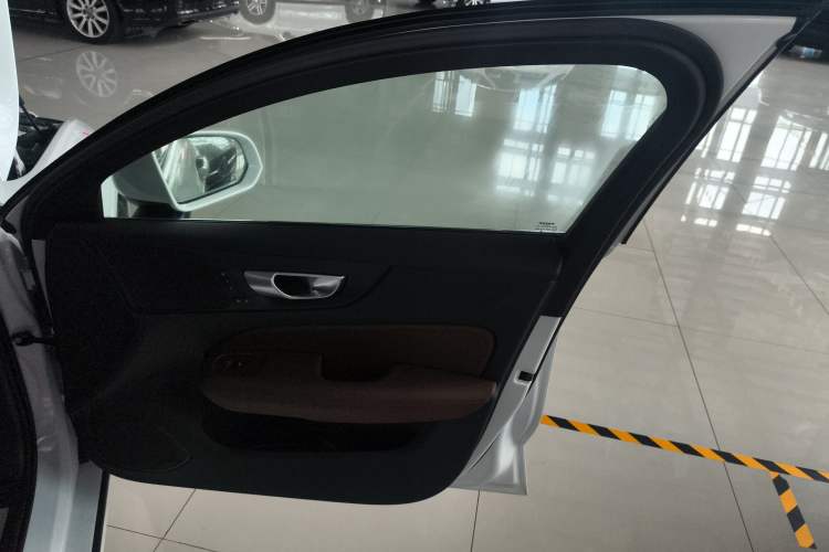 Used Volvo S60 2025 B4 Zhiyuan Luxury Edition