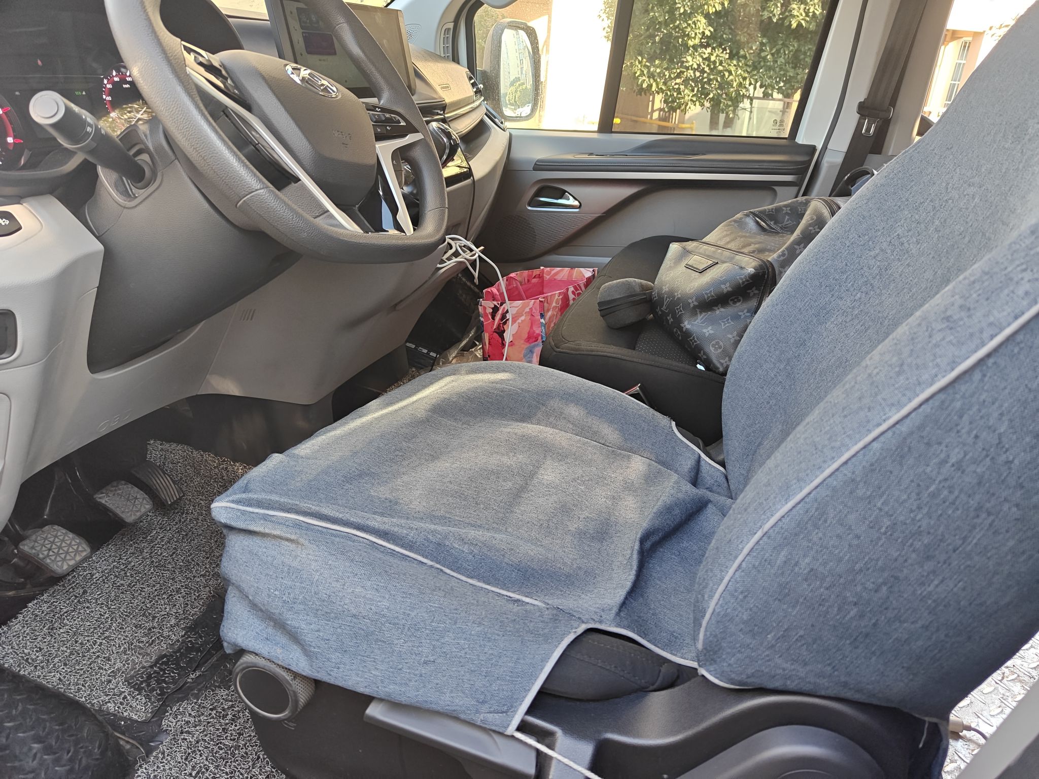 Переднее сиденье в автомобиле