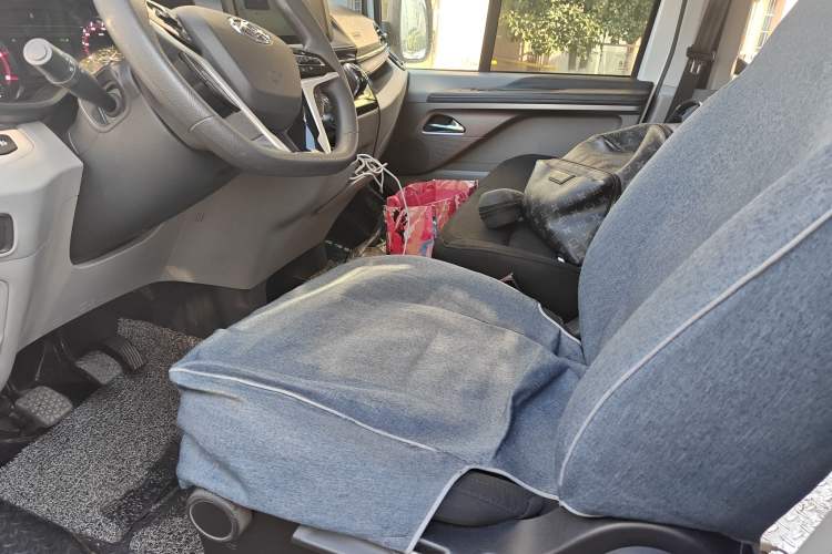 Used SAIC MAXUS Xintu V70 2023 2.0T Elite Edition Manual Transmission Short Wheelbase Low Roof 5/6 Seats (125 hp)