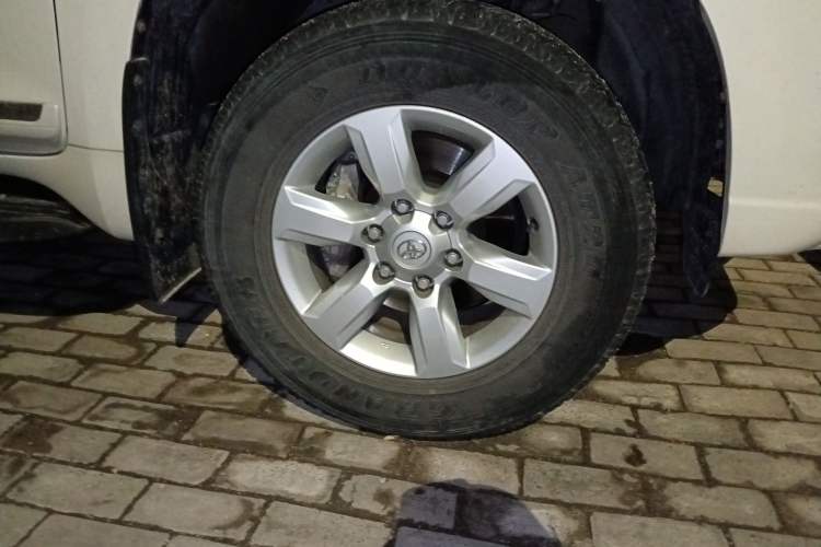 Used Toyota Prado  Right Front Wheel Hub