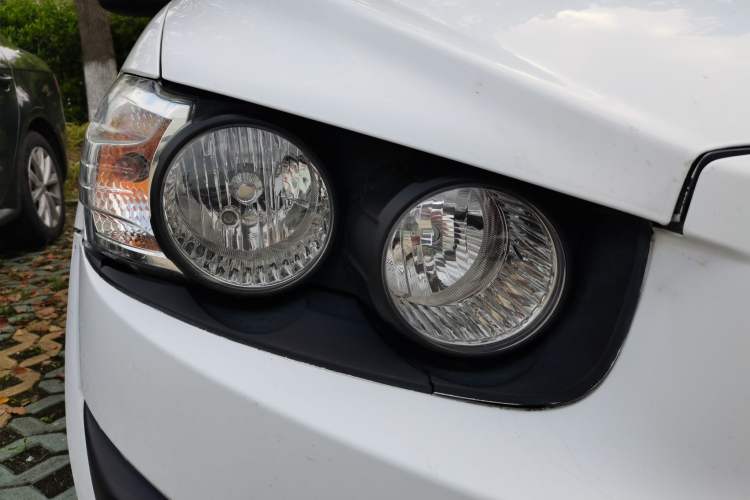 Used Chevrolet Aveo Sonic 2014 Sedan 1.4 SL MT Comfort Edition Right Front Headlight