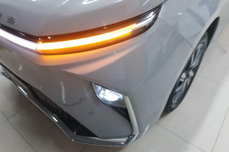 Used SAIC MAXUS Dajia 9 2024 Super Hybrid Long-Range Forest Edition 7-Seater