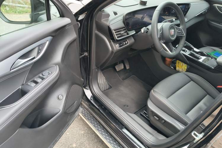 Used Buick Envision 2025 Encore Plus 28T Two-Wheel-Drive Platinum Edition