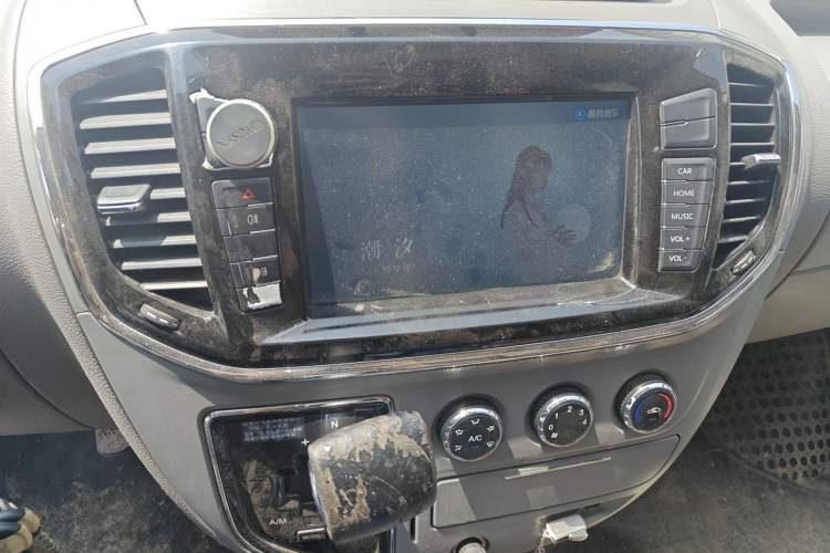 Used SAIC MAXUS Xintu V80 2018 2.5T AMT Elite Edition Short Wheelbase Mid-Roof Design 5-6 Seater Audio And AC Panel