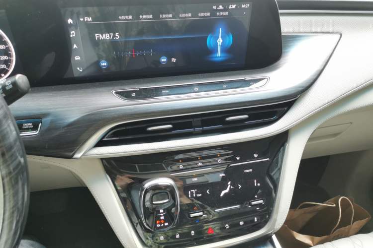 Used Buick GL8 2021 ES Landtrek 653T Comfort Edition Audio And AC Panel