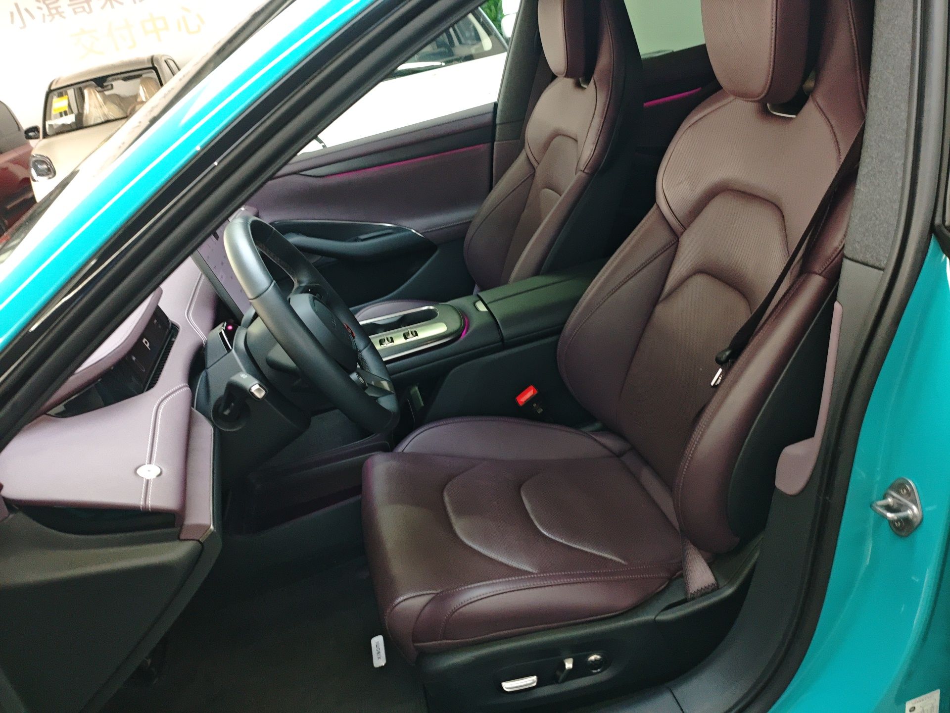 المقاعد الأمامية داخل السيارة