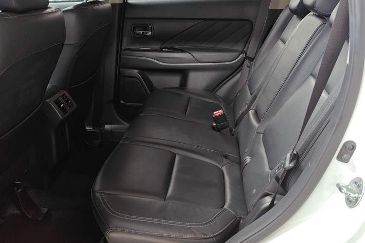 Used Mitsubishi Outlander 2019 2.4L Two-Wheel Drive ZhiXing Version 5 Seats China V Emission Standard Left Rear Seat