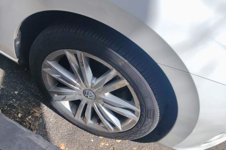 Used Volkswagen Golf Sportsvan 2018 230TSI Automatic Luxury Model Right Front Wheel Hub