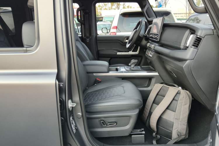 Used 212 T01 2024 2.0T Explorer
