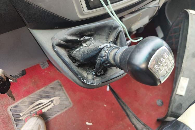 Used Dongfeng Yufeng 2018 2.5T Logistics Vehicle A100 Long Wheelbase High Roof 5-9 Seater China V Emission Standard ZD25 Gear Lever