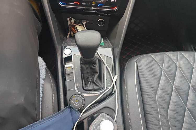 Used Volkswagen Tiguan L 2023 380TSI Automatic All-Wheel Drive R-Line Enhanced 7-Seater Gear Lever