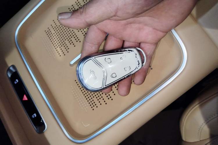 Used VOYAH Dream 2025 PHEV Four-Wheel Drive Excellence Qiankun Edition
