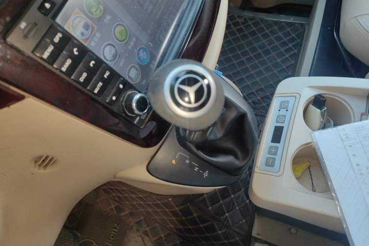 Used Mercedes-Benz Vito 2011 2.5L 7-seater executive version Gear Lever