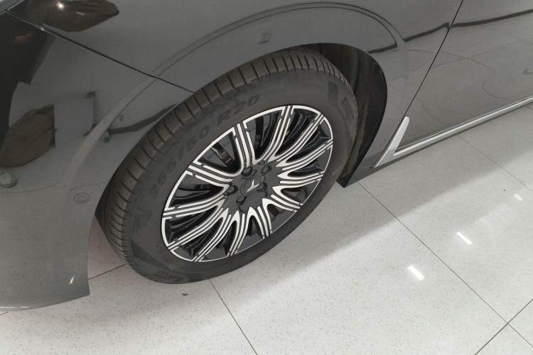 Used VOYAH Dream 2025 EV Four-Wheel Drive Flagship Kunpeng Edition
