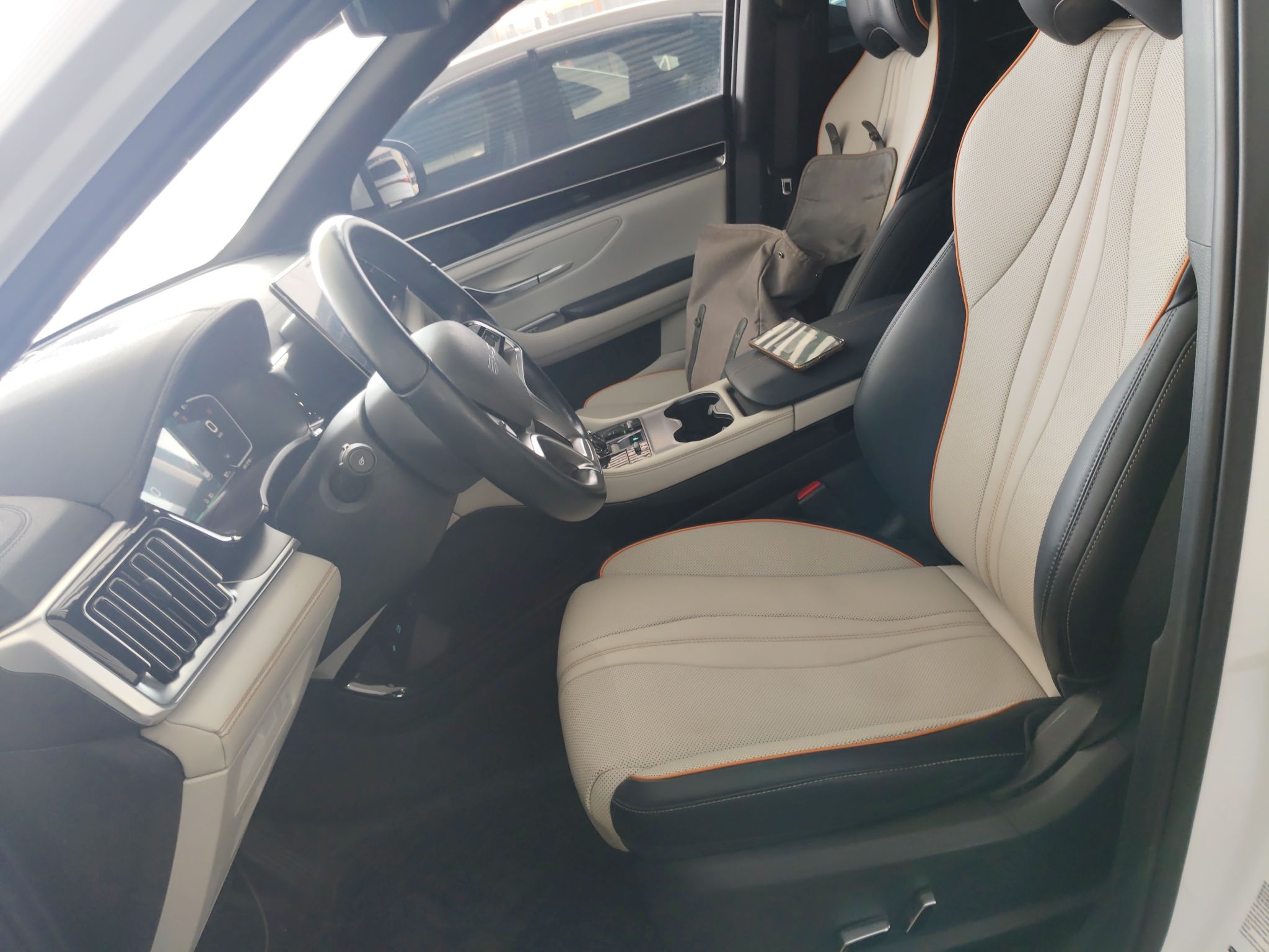 المقاعد الأمامية داخل السيارة