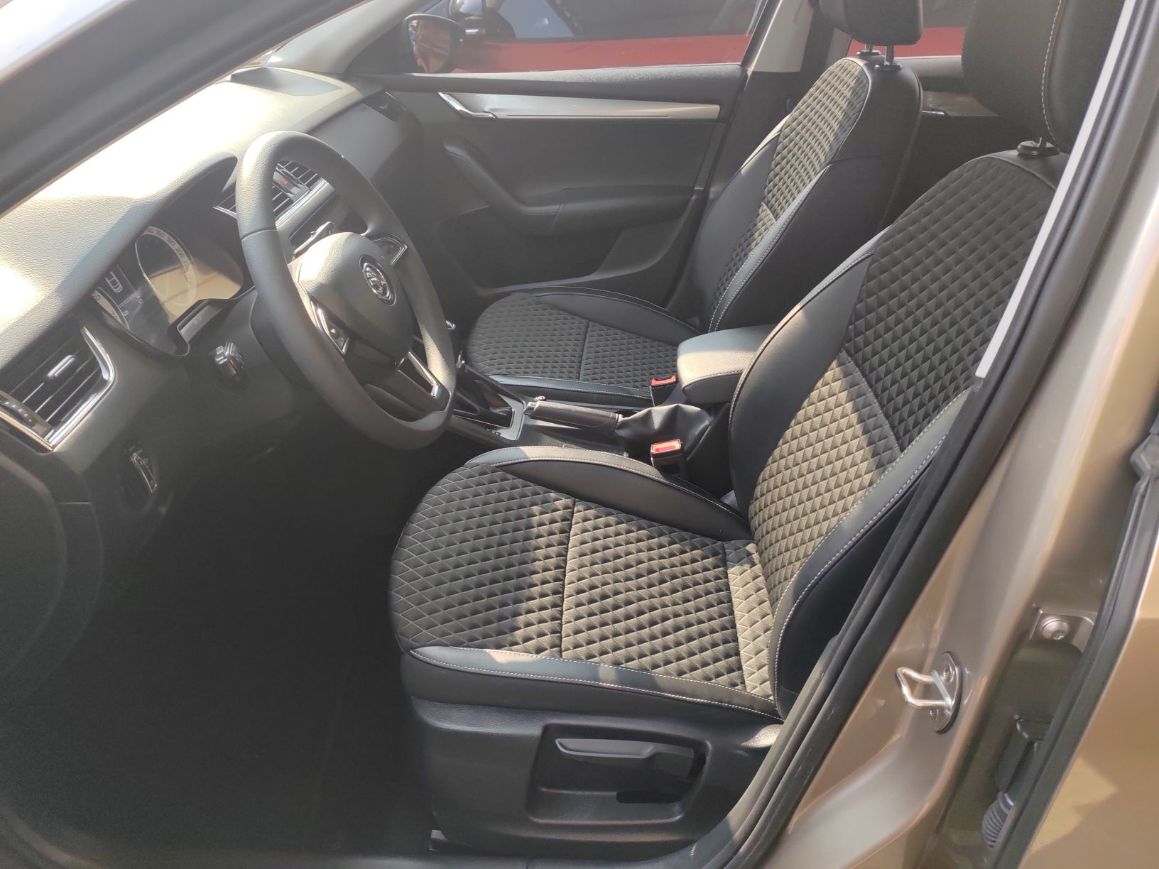 المقاعد الأمامية داخل السيارة