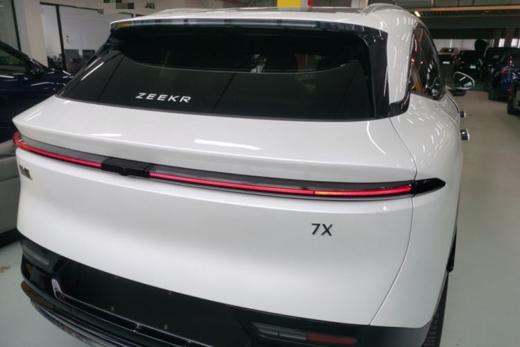 Used Zeekr 7X 2025 100 kWh Long-Range Rear-Wheel Drive with Intelligent Driving Features
