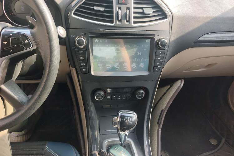 Used BAIC Senova D70 2013 2.0T Comfort Edition Audio And AC Panel