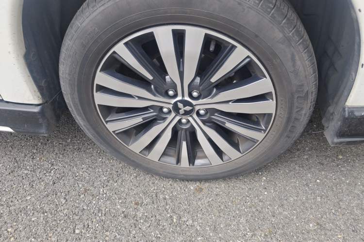 Used Mitsubishi Outlander 2021 2.0L Two-Wheel Drive Comfort Edition 5 Seats Right Front Wheel Hub