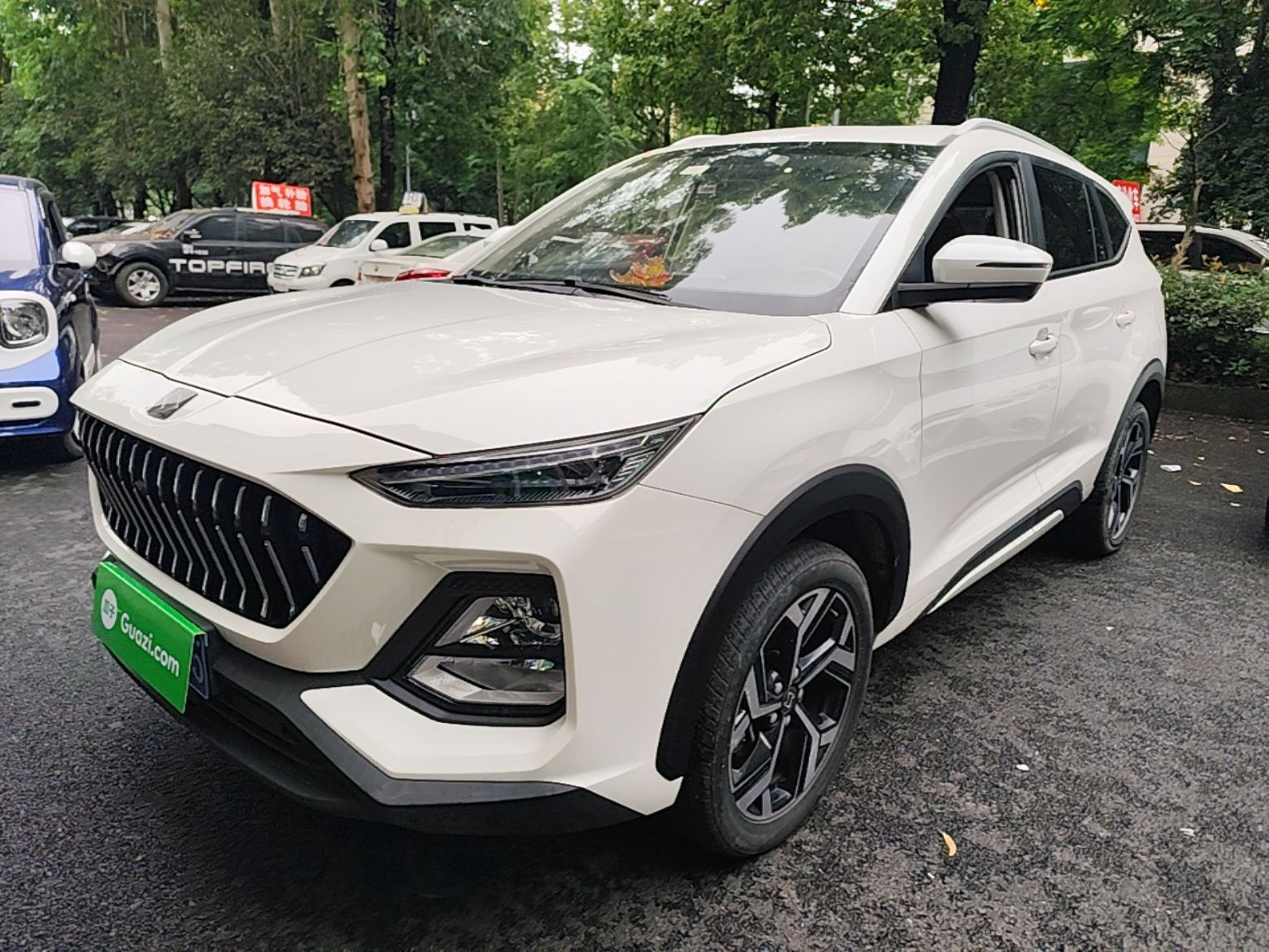 Под передней частью автомобиля