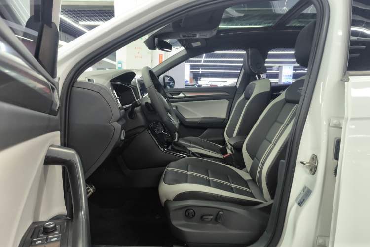 Used Volkswagen T-ROC 2023 300TSI DSG Two-Wheel-Drive Chen Guang Edition Driver Seat