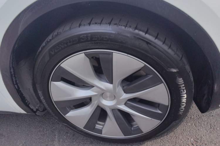 Used Tesla Model Y 2023 Long-Range All-Wheel-Drive Version