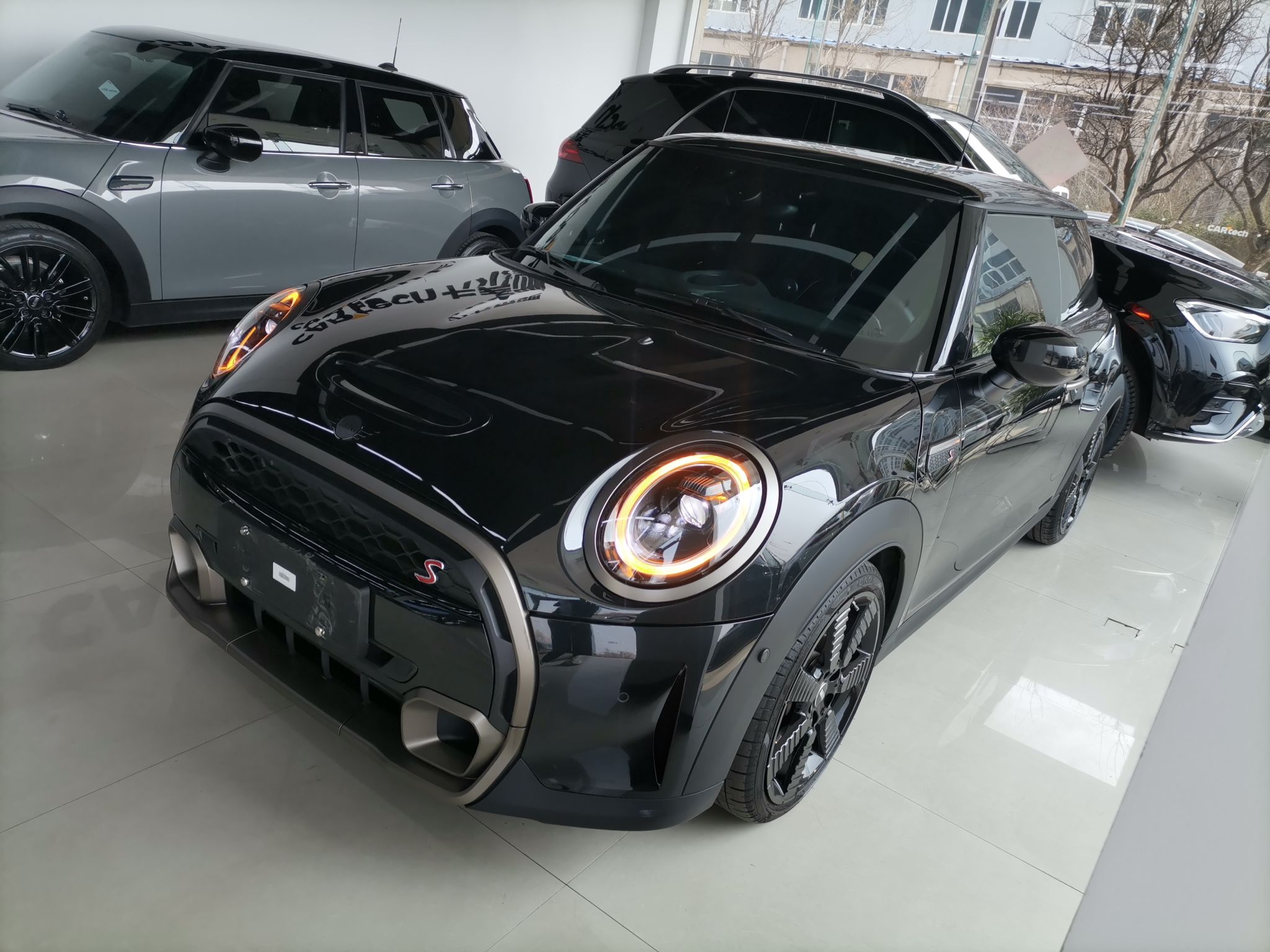 تحت مقدمة السيارة