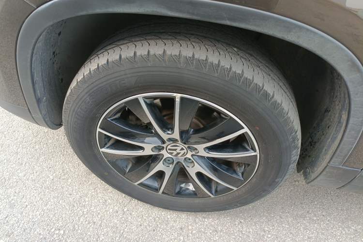 Used Volkswagen Tiguan 2015 1.8TSI Automatic Two-Wheel Drive Luxury Model Left Front Wheel Hub