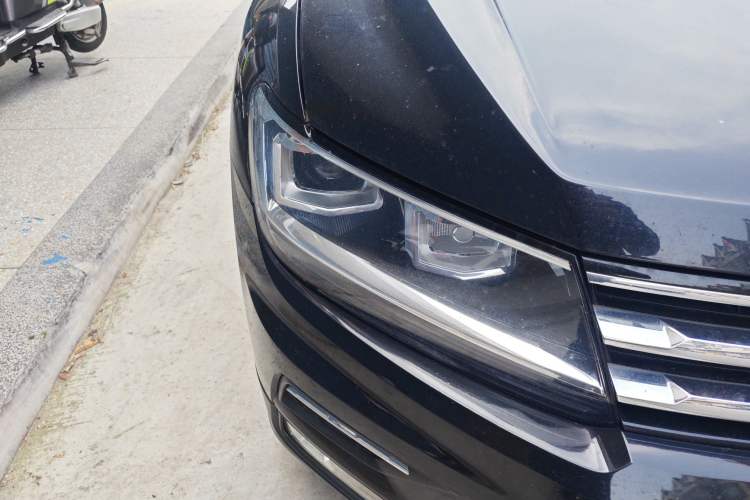 Used Volkswagen Tiguan L 2019 Updated Version 330TSI Automatic Two-Wheel Drive Panoramic Comfort Edition China VI Standard Right Front Headlight