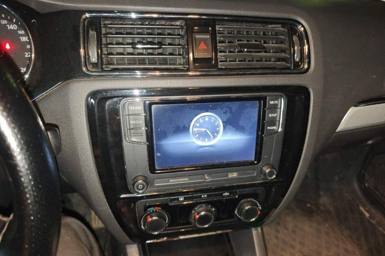 Used Volkswagen Sagitar 2017 1.6L Manual Comfort Model Audio And AC Panel