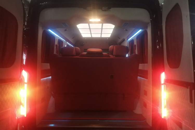 Used SAIC MAXUS Xintu V90 2022 2.0T Automatic Zhiyun King Rear-Drive Extended Wheelbase High-Roof Design with Single Rear Tire—6/7 Seater