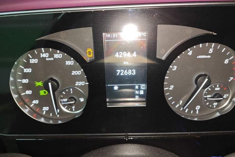 Used Mercedes-Benz Vito 2021 2.0T Business Version 7 Seats Odometer Close Up