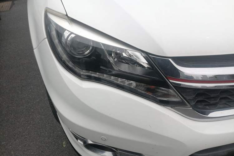 Used BYD S7 2017 2.0T Automatic Prestige Edition Right Front Headlight