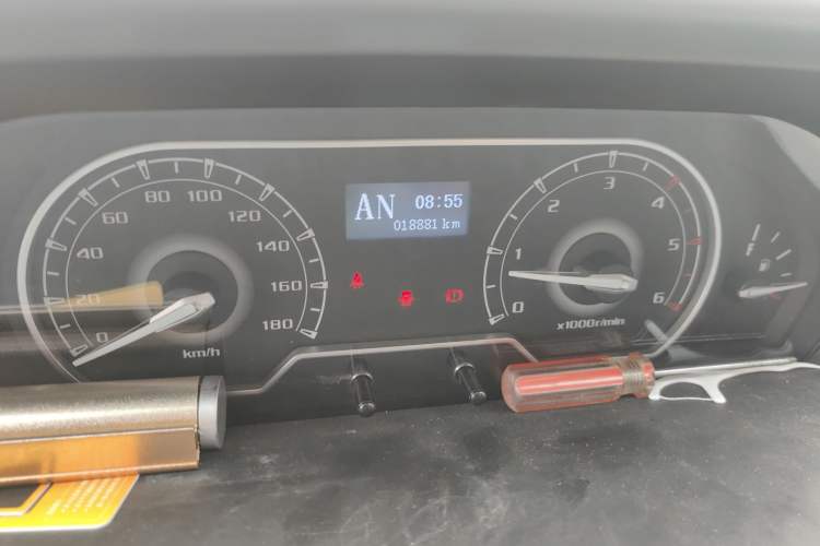 Used SAIC MAXUS Xintu V80 2019 2.5T Classic AMT Aoyuntong Short Wheelbase Mid-Roof 5/6-Seater Odometer Close Up