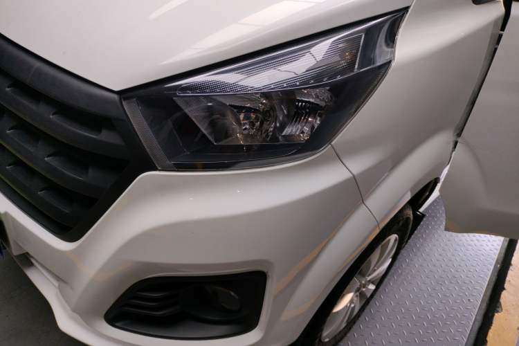 Used Jinbei Gold Hiace 2023 1.5L Passenger Vehicle Engineering Lion 5/6/7 Seater
