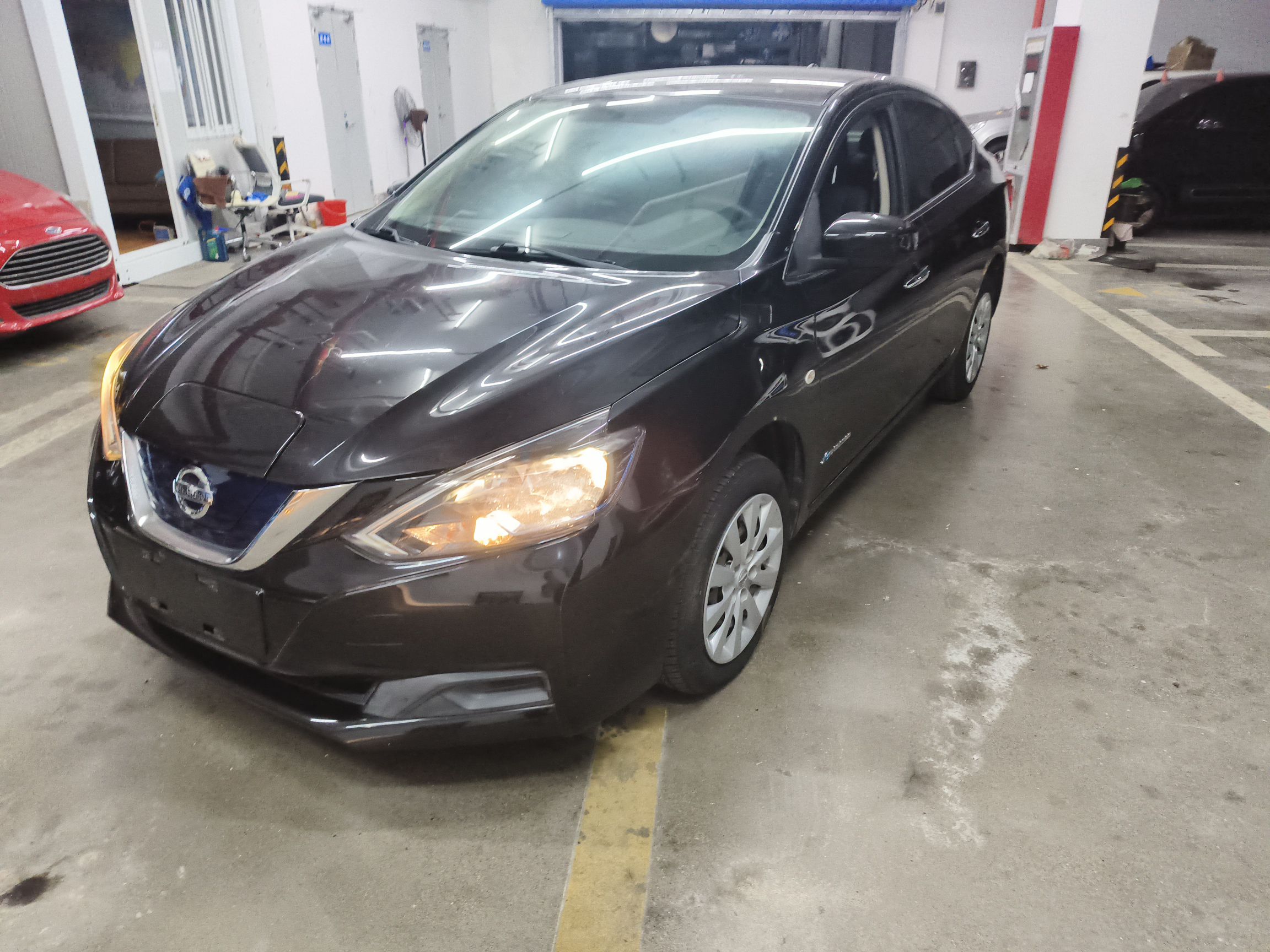 Под передней частью автомобиля