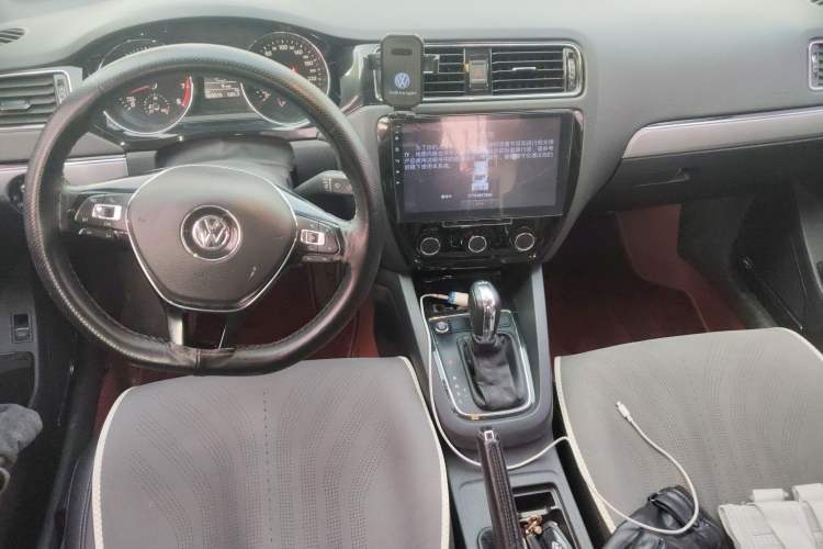 Used Volkswagen Sagitar 2018 280TSI DSG Comfort Model Center Console