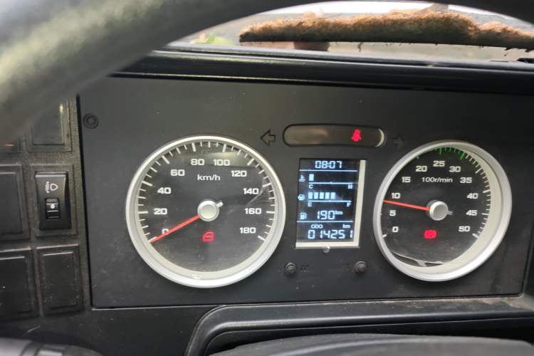 Used Iveco Daily 2020 2.5T A35 Passenger Van with Dual Tires Mid-Roof Design 5-9 Seater China V Emission Standard
