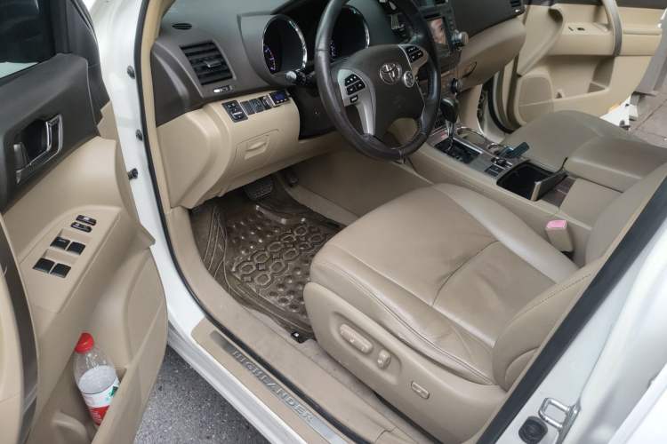Used Toyota Highlander 2012 2.7L Two-Wheel Drive 7-Seater Luxury Edition Driver Seat