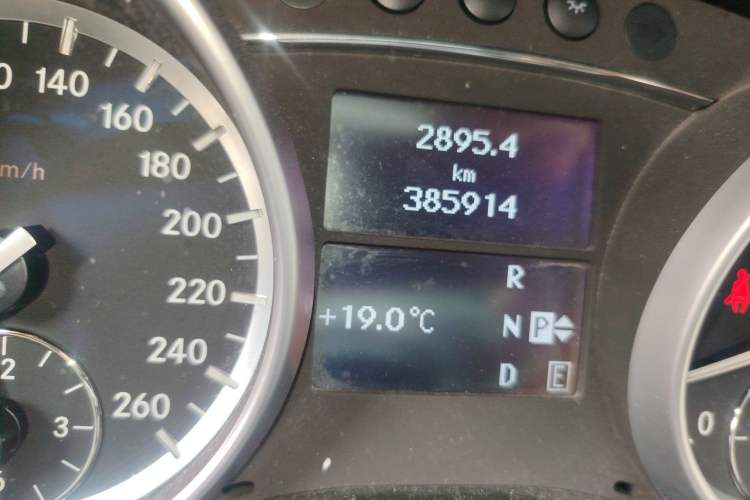 Used Mercedes-Benz R-Class 2011 R 300 L Luxury Model Odometer Close Up