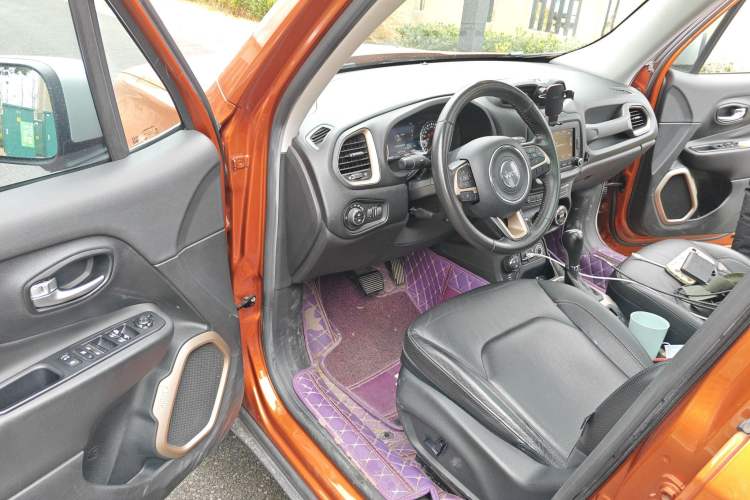 Used Jeep Renegade 2017 180TS Automatic All-Wheel Drive Versatile Edition Driver Seat