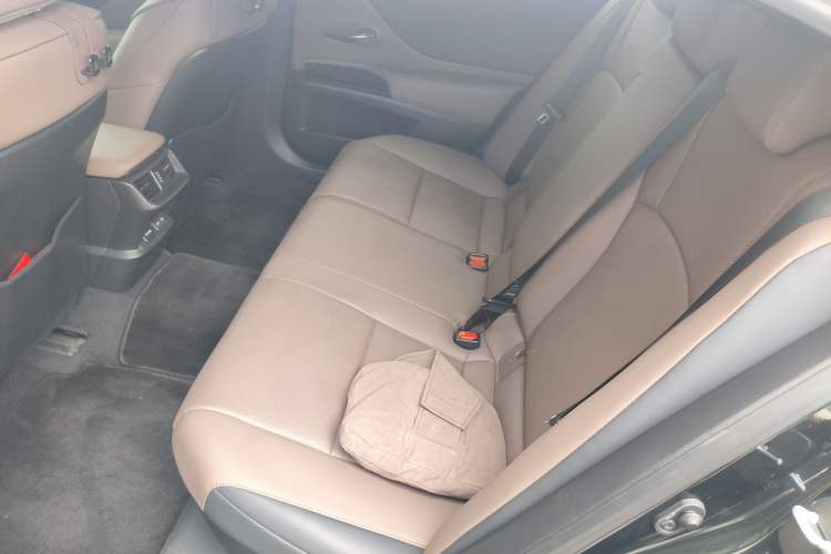 Used Lexus ES 2021 300h Deluxe Edition
