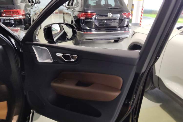 Used Volvo XC60 New Energy 2025 Plug-in Hybrid Long-Range All-Wheel Drive Smart Luxury Edition
