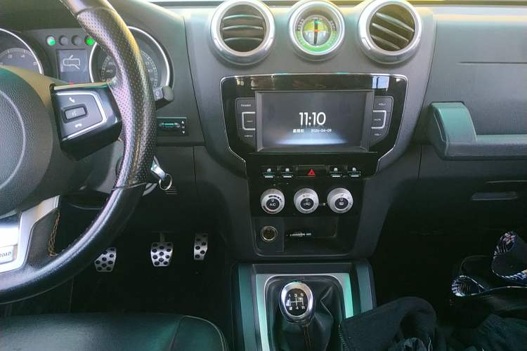 Used BAIC Off-Road BJ40 2016 40L 2.0T Manual All-Wheel Drive Prestige Edition Audio And AC Panel