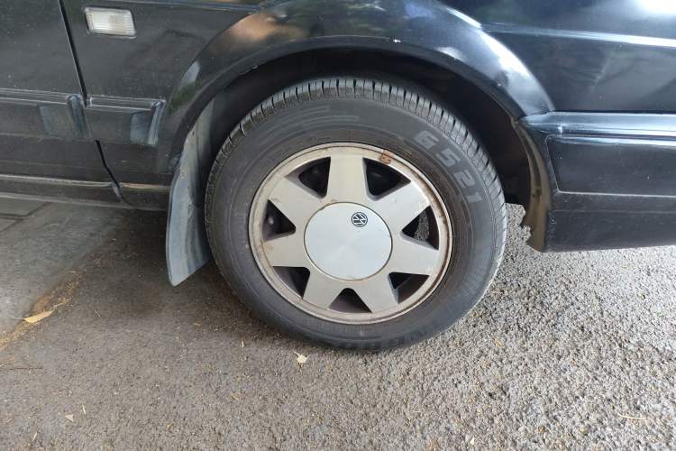 Used Volkswagen Santana  Right Front Wheel Hub